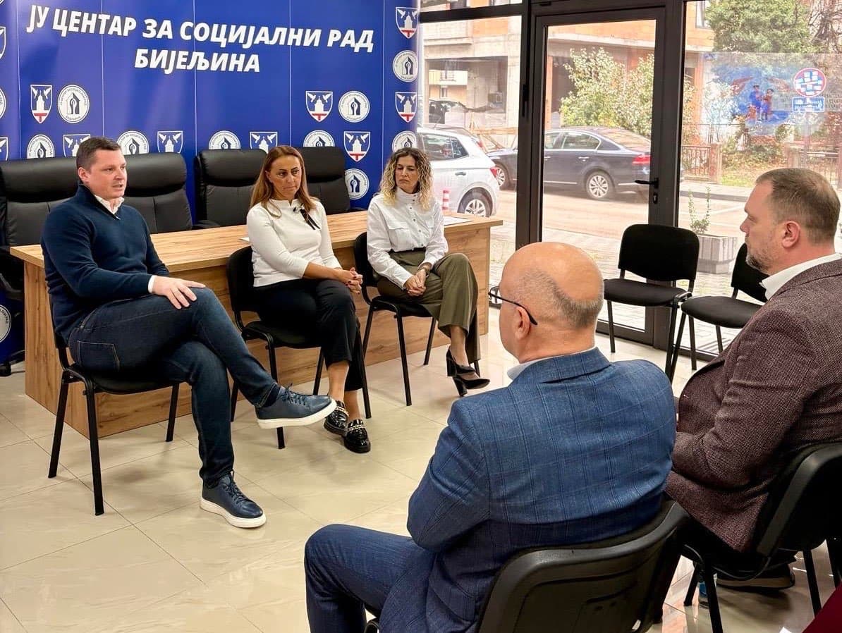 (Foto) SARADNjA SA OSNOVNIM ŠKOLAMA U CILjU PODRŠKE DJECI I PORODICAMA